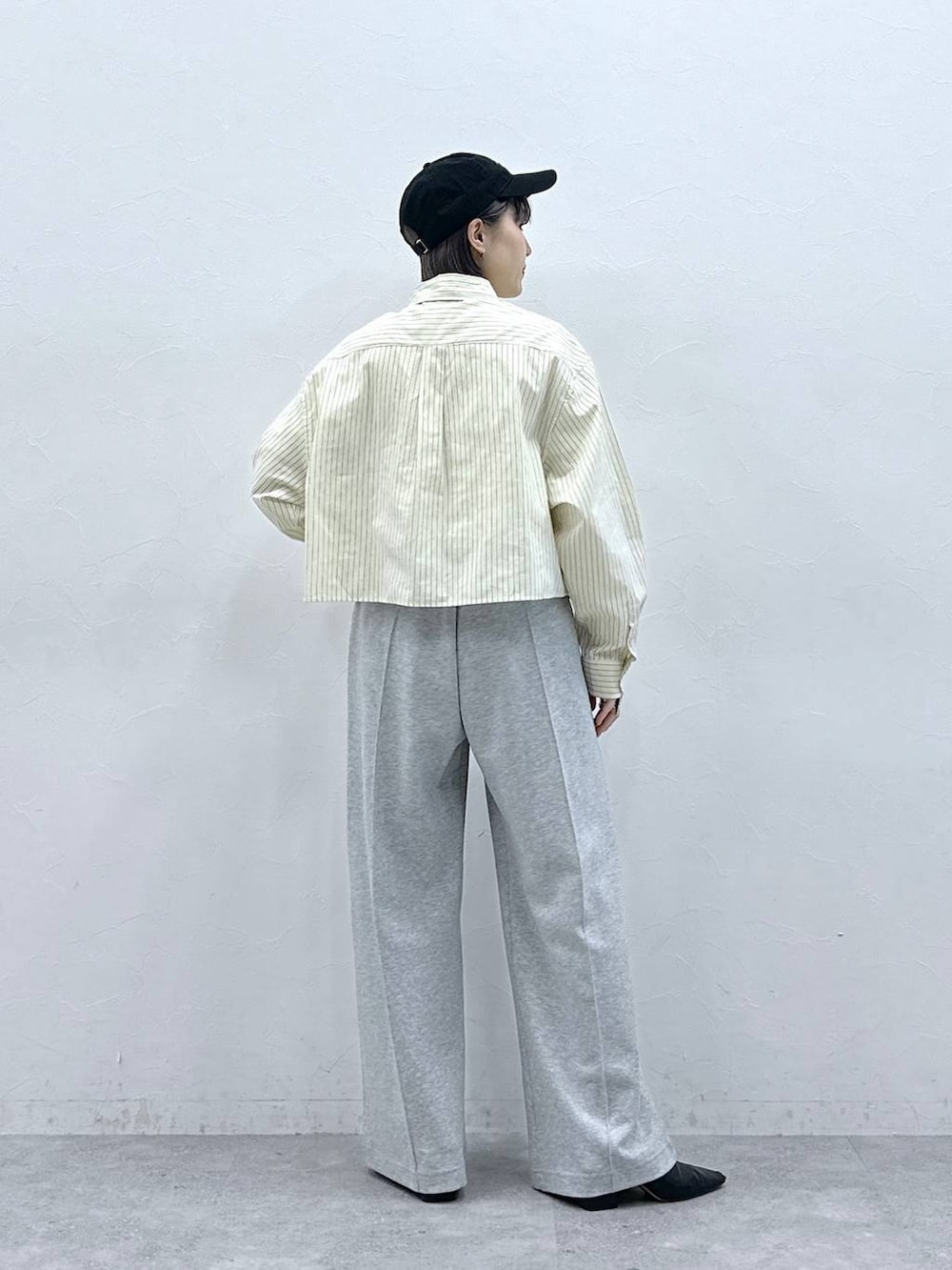 イエロー系のシャツ/ブラウス、グレー系のスウェットパンツ、ブラック系のキャップを着用したレディースの春コーディネートの5枚目の写真