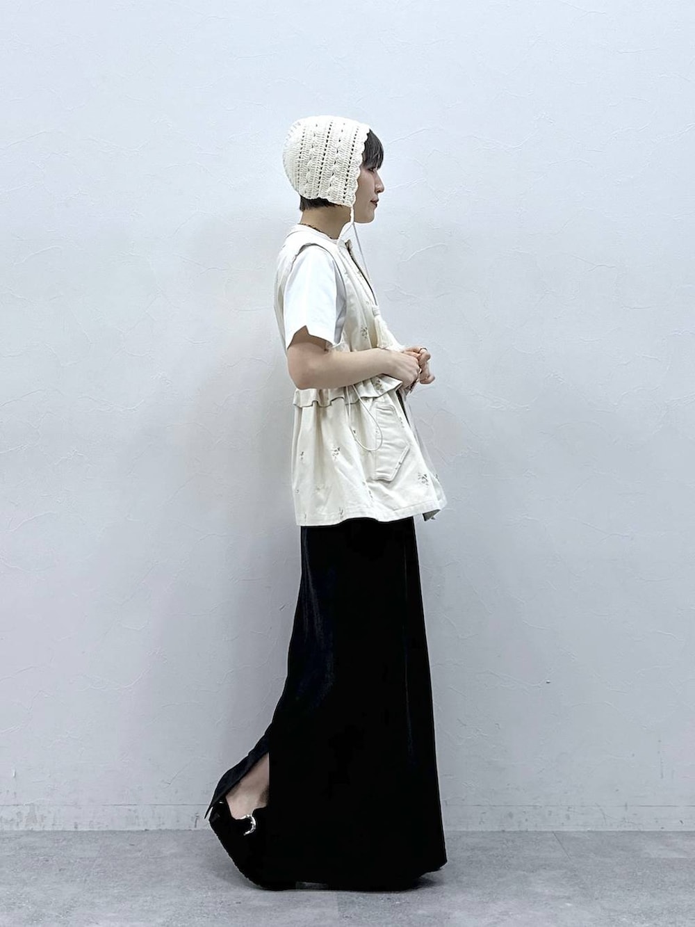 ブラック系のモカシン/デッキシューズ、ブラック系のスカート、ホワイト系のTシャツ/カットソーを着用したレディースの春コーディネートの5枚目の写真