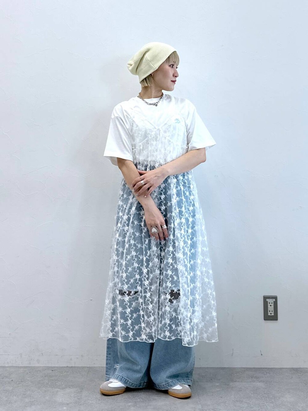 ブルー系のデニムパンツ、ホワイト系のTシャツ/カットソー、ホワイト系のワンピースを着用したレディースの夏コーディネートの2枚目の写真