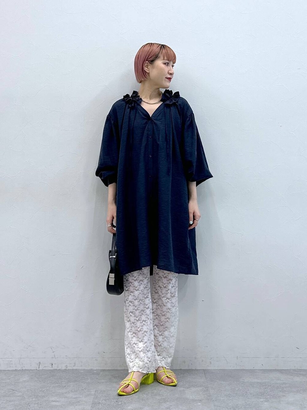 ブルー系のワンピースを着用したレディースの春コーディネートの2枚目の写真