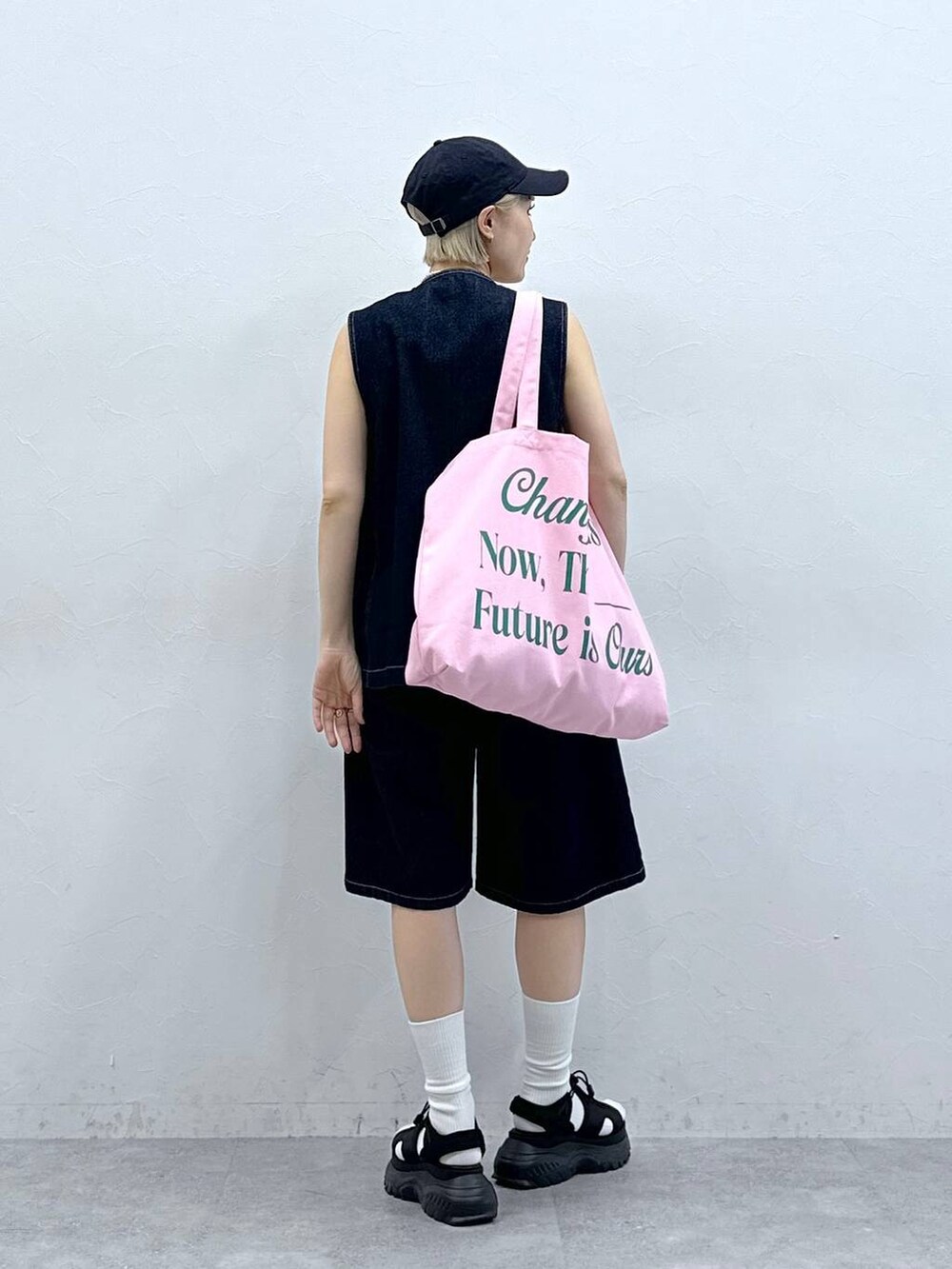 ブラック系のサンダル、グレー系のタンクトップ、ブルー系のベストを着用したレディースの夏コーディネートの5枚目の写真