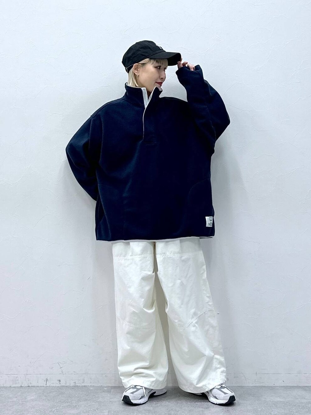 ホワイト系のカーゴパンツ、ブルー系のスウェットを着用したレディースの秋コーディネートの2枚目の写真