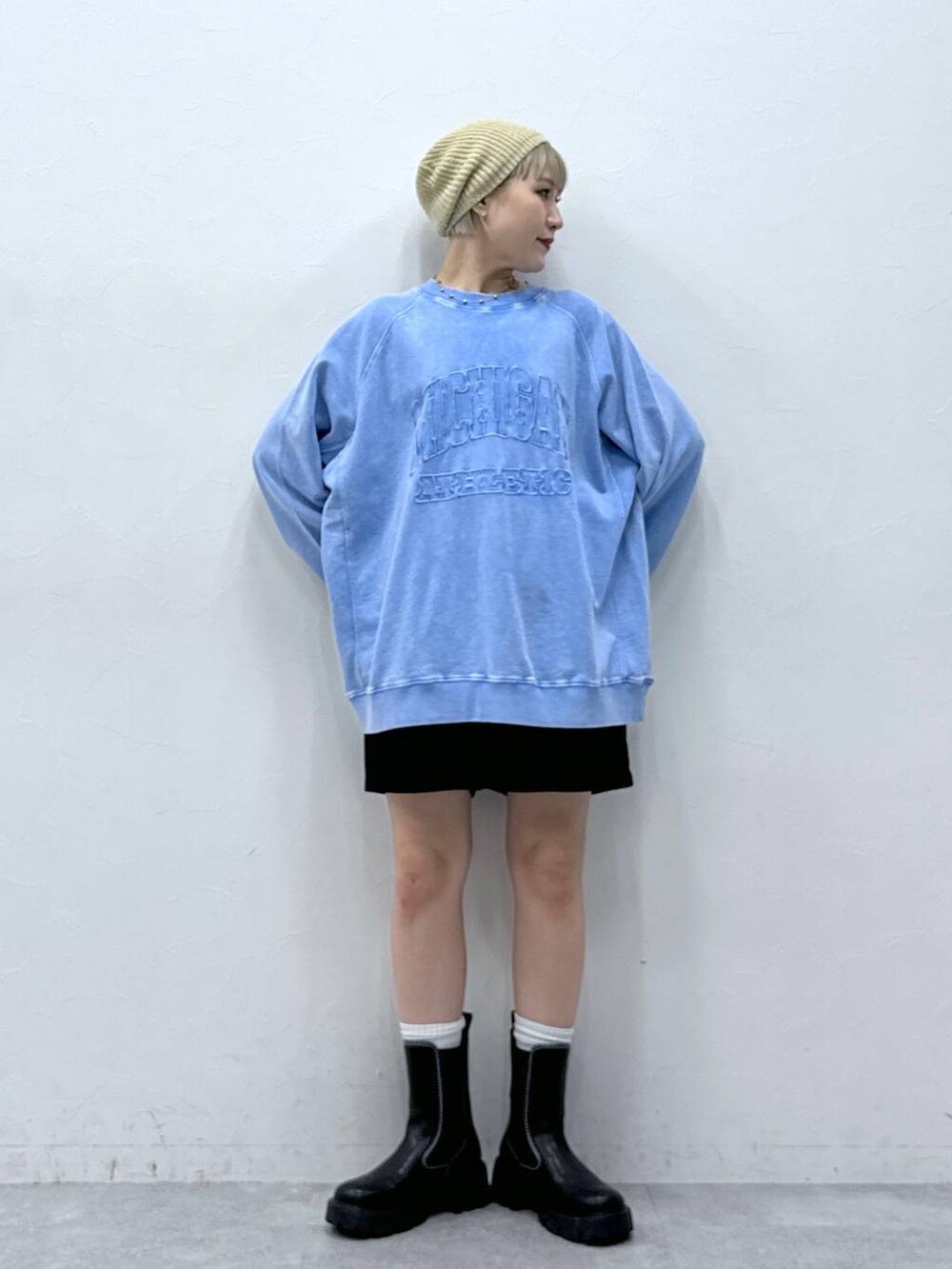 ブラック系のチノパンツ、ブラック系のブーツ、ブルー系のスウェットを着用したレディースの秋コーディネートの3枚目の写真