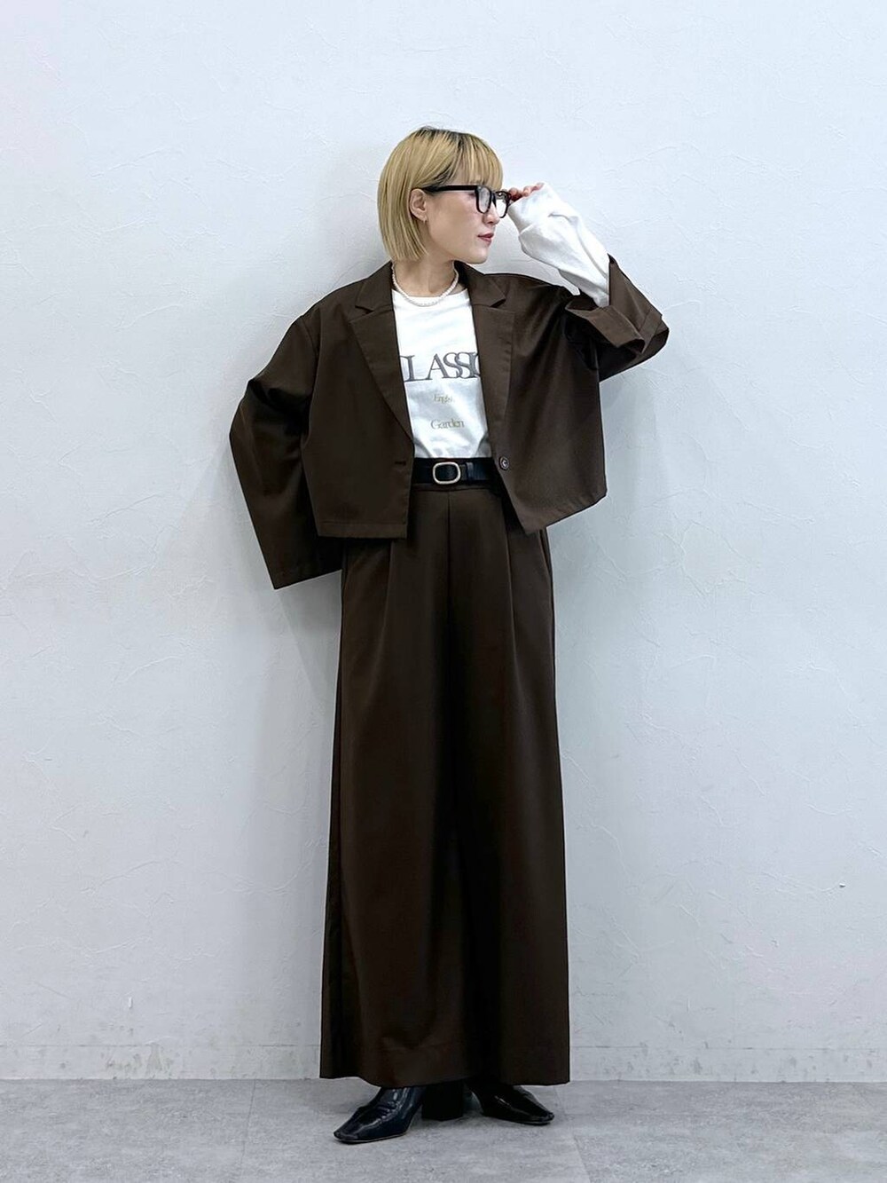 その他のベルト、グレー系のメガネを着用したレディースの夏コーディネートの2枚目の写真