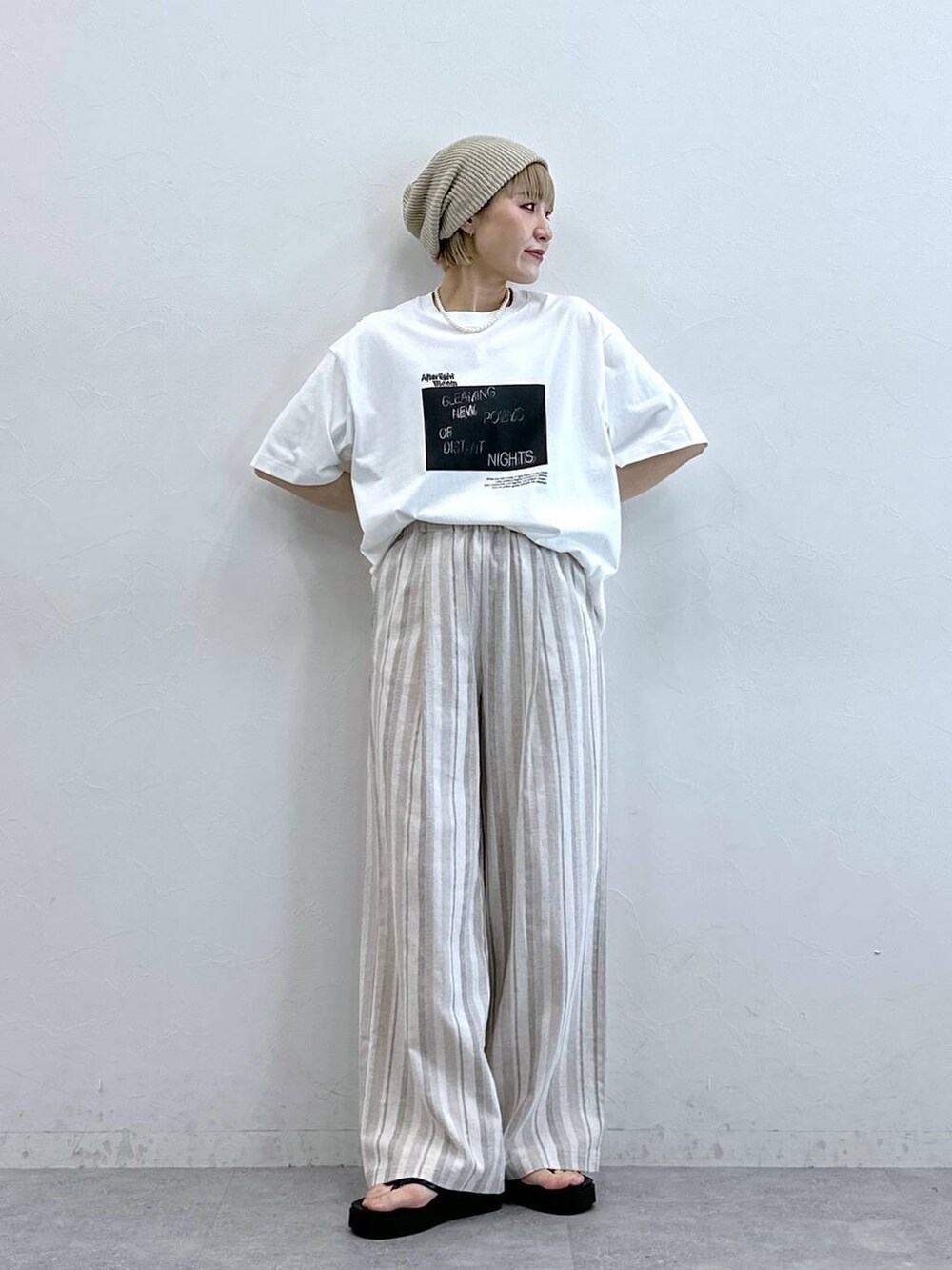 ベージュ系のその他パンツ、ベージュ系のニットキャップ/ビーニーを着用したレディースの夏コーディネートの4枚目の写真