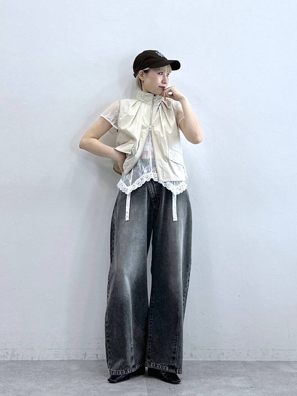 グレー系のデニムパンツ、ホワイト系のTシャツ/カットソー、ホワイト系のベストを着用したレディースの夏コーディネートの2枚目の写真