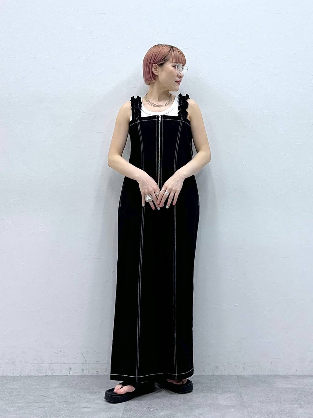 ホワイト系のタンクトップ、ブラック系のサロペット/オーバーオールを着用したレディースの春コーディネートの2枚目の写真