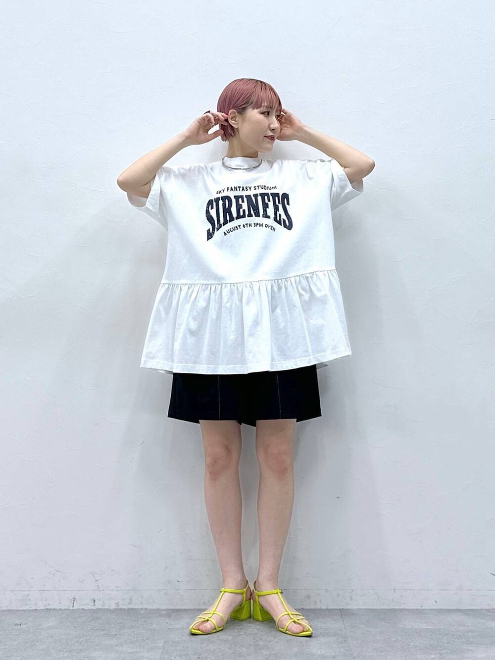ブルー系のスラックス、ホワイト系のTシャツ/カットソーを着用したレディースの春コーディネートの3枚目の写真