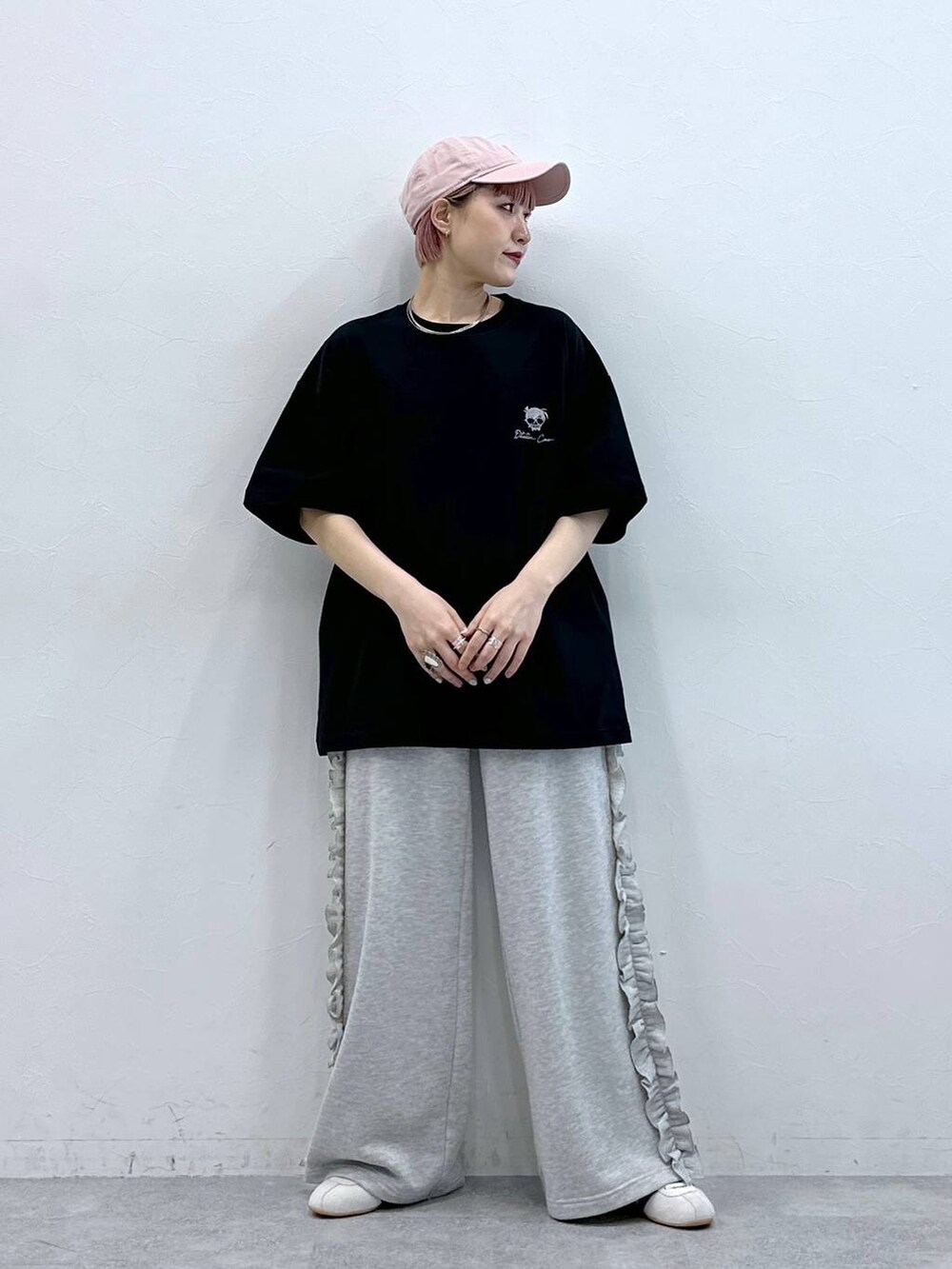 ホワイト系のスニーカー、グレー系のスウェットパンツを着用したレディースの春コーディネートの3枚目の写真