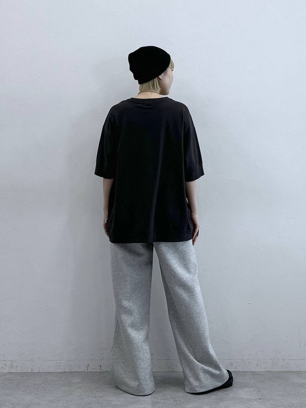 ブラック系のTシャツ/カットソー、グレー系のスウェットパンツ、ブラック系のニットキャップ/ビーニーを着用したレディースの夏コーディネートの5枚目の写真