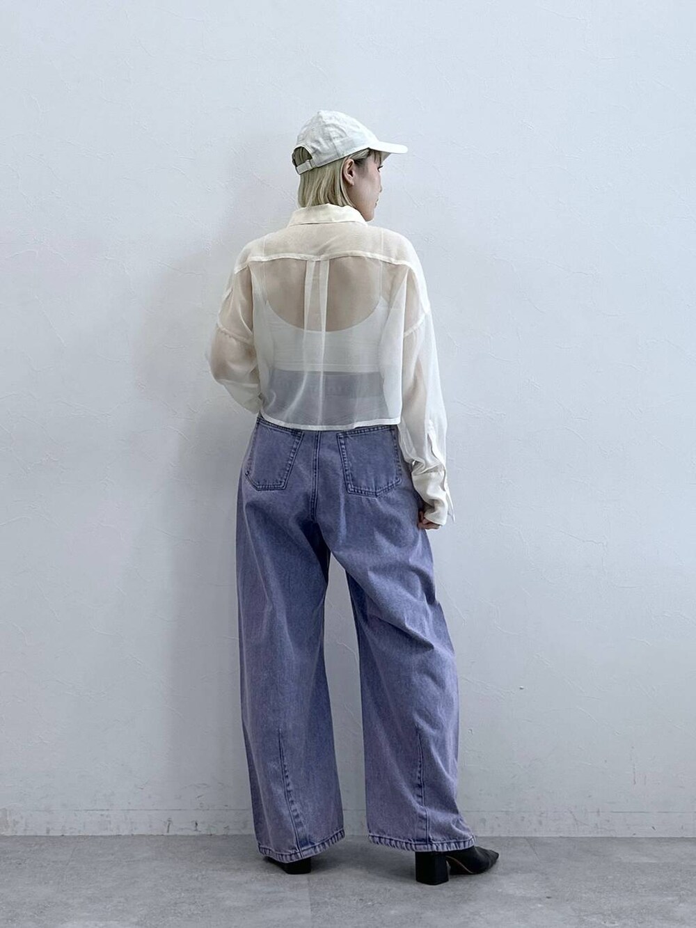 ホワイト系のシャツ/ブラウス、ピンク系のデニムパンツ、ホワイト系のブラジャーを着用したレディースの夏コーディネートの6枚目の写真