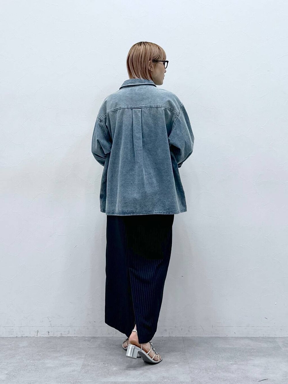 ブルー系のシャツ/ブラウス、ブルー系のスカートを着用したレディースの春コーディネートの4枚目の写真