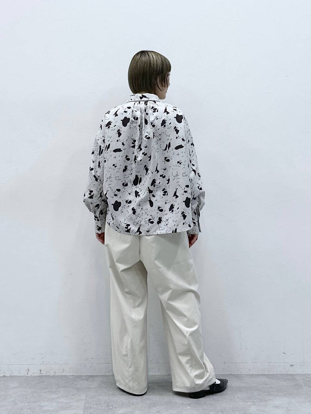 ホワイト系のチノパンツ、ブラウン系のシャツ/ブラウス、ブラック系のパンプスを着用したレディースの冬コーディネートの4枚目の写真