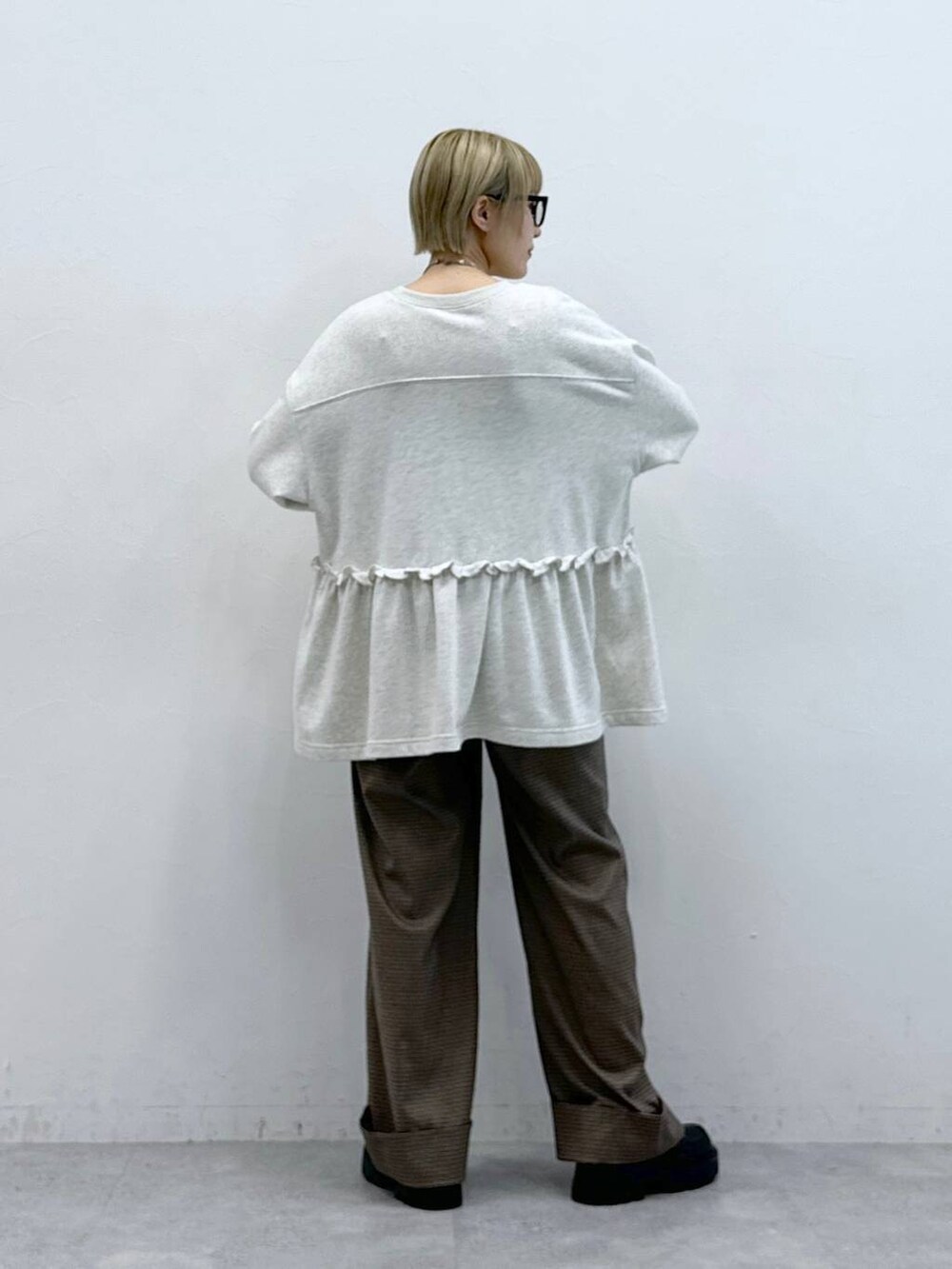 その他のローファー、ブラウン系のスラックス、グレー系のTシャツ/カットソーを着用したレディースの秋コーディネートの6枚目の写真