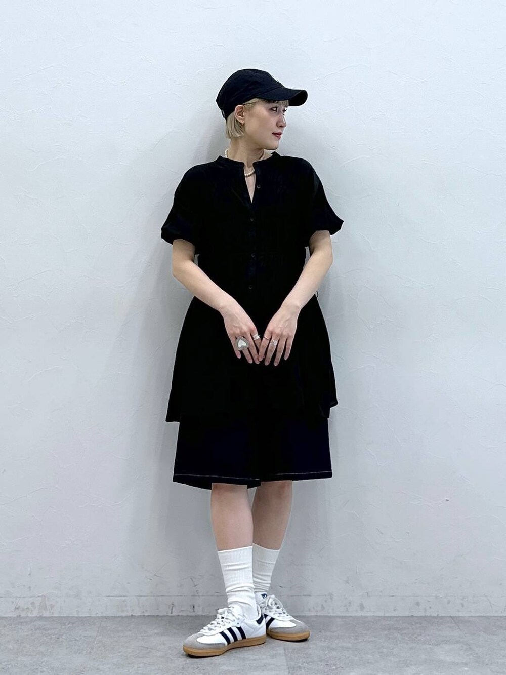 ブラック系のシャツ/ブラウス、ブルー系のデニムパンツを着用したレディースの夏コーディネートの5枚目の写真