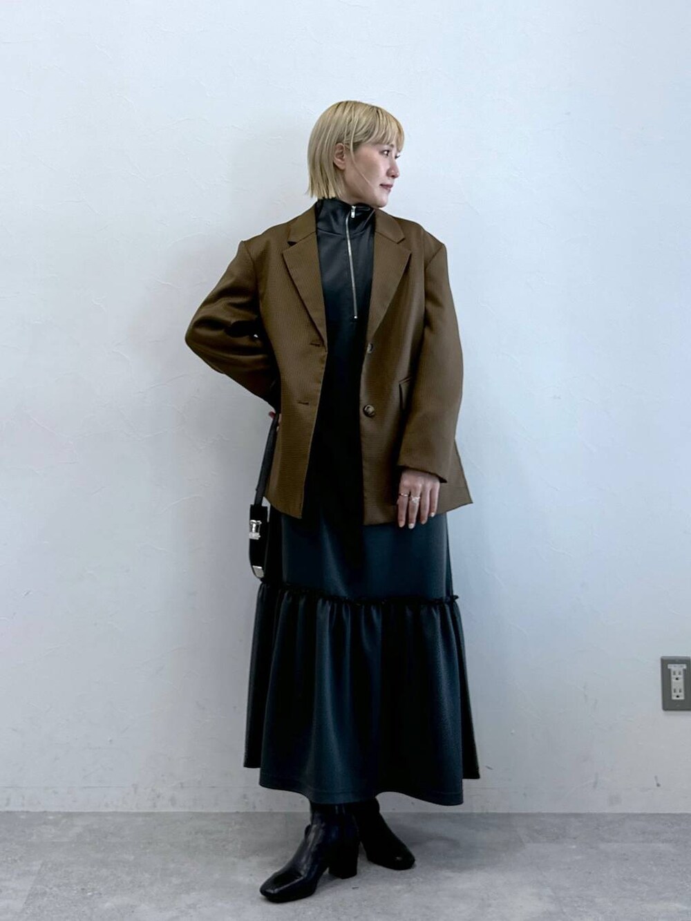 グレー系のワンピースを着用したレディースの夏コーディネートの3枚目の写真