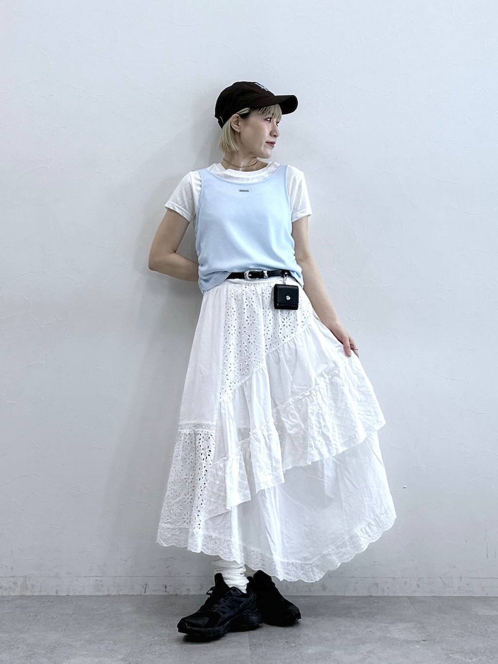 ホワイト系のスカート、ホワイト系のTシャツ/カットソー、ブラウン系のキャップを着用したレディースの夏コーディネートの3枚目の写真