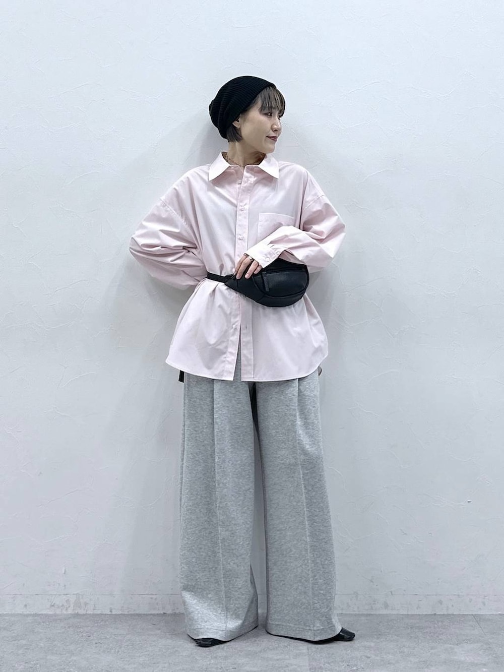 ブラック系のボディバッグ/ウエストポーチ、ピンク系のシャツ/ブラウス、グレー系のスウェットパンツを着用したレディースの春コーディネートの5枚目の写真