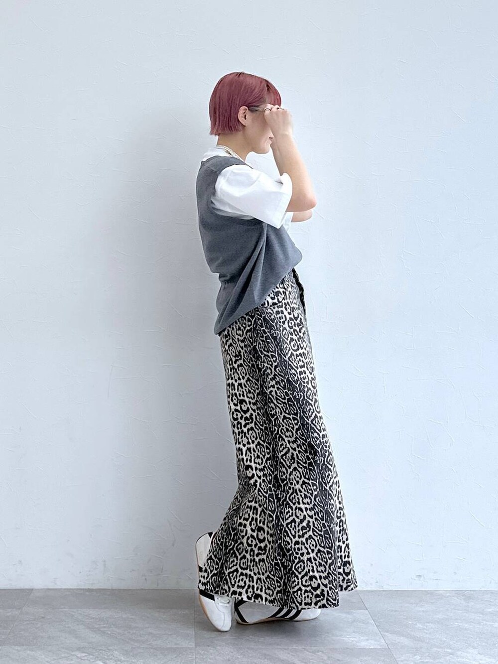 ホワイト系のスニーカー、ホワイト系のTシャツ/カットソー、その他のスカートを着用したレディースの春コーディネートの4枚目の写真