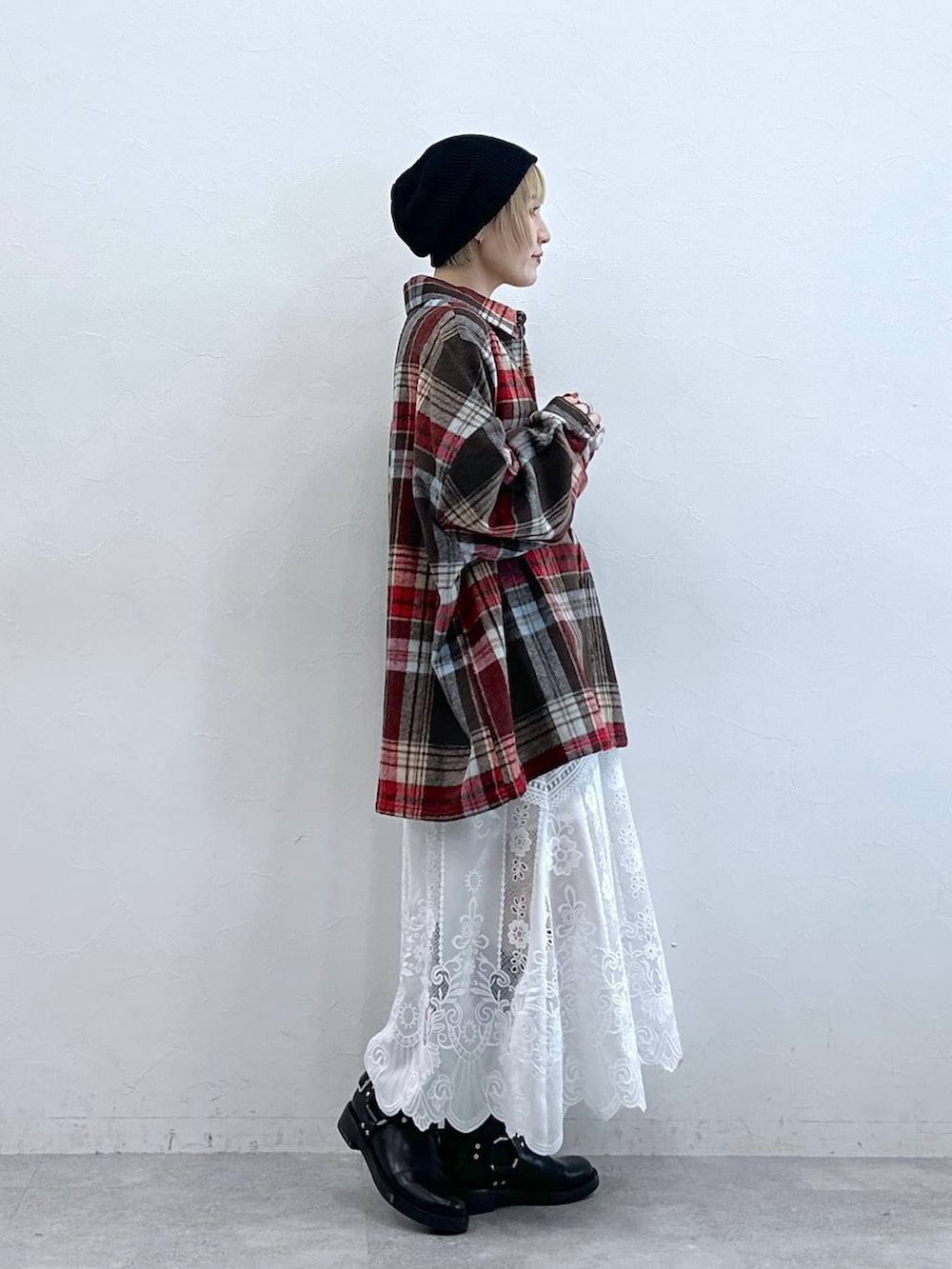 ブラウン系のシャツ/ブラウス、ブラック系のブーツ、ホワイト系のスカートを着用したレディースの秋コーディネートの3枚目の写真