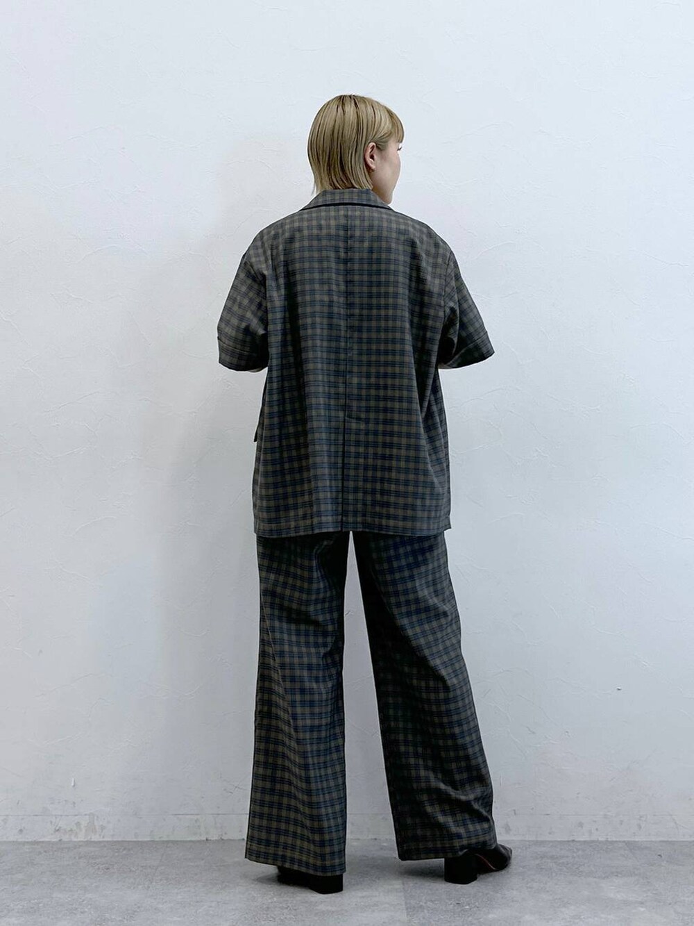 ホワイト系のシャツ/ブラウス、イエロー系のテーラードジャケット、イエロー系のスラックスを着用したレディースの夏コーディネートの5枚目の写真