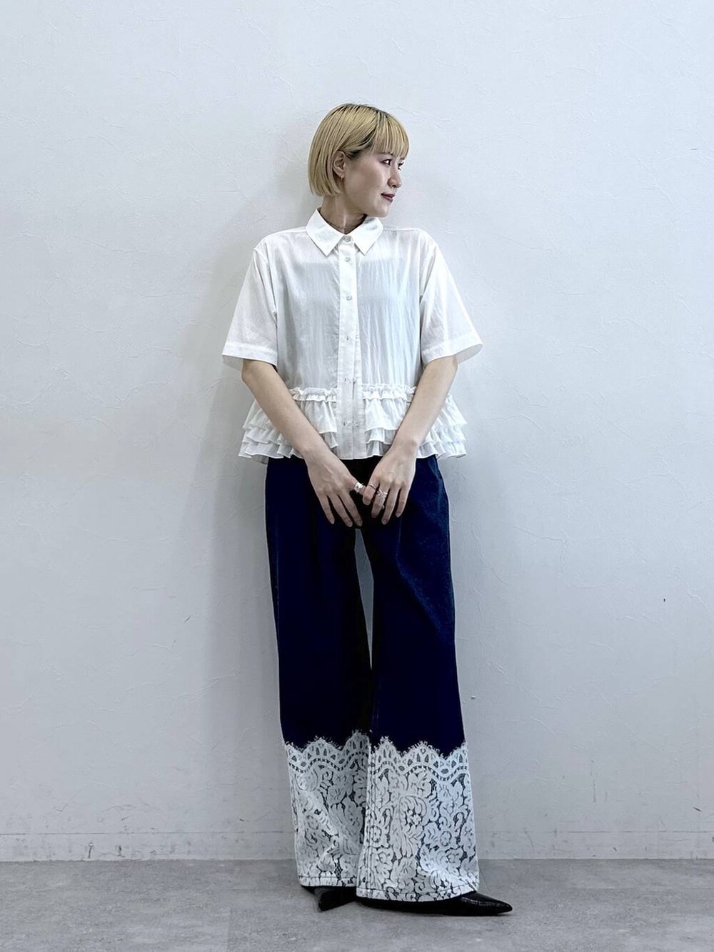 ブルー系のデニムパンツ、ホワイト系のシャツ/ブラウスを着用したレディースの春コーディネートの2枚目の写真