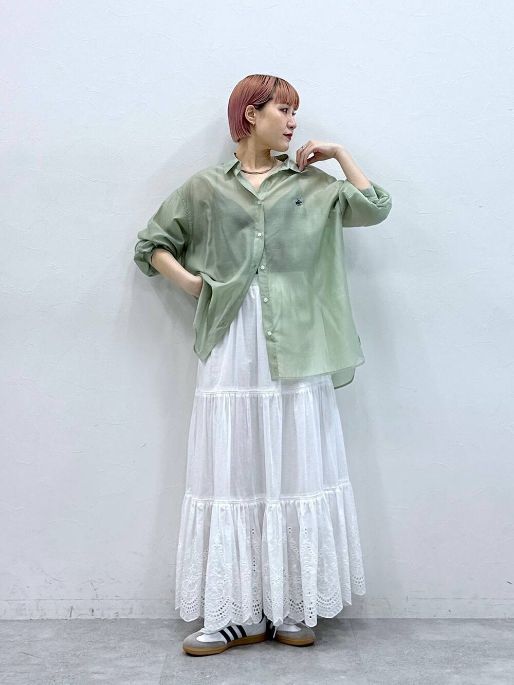 ホワイト系のスカート、グリーン系のシャツ/ブラウスを着用したレディースの春コーディネートの3枚目の写真