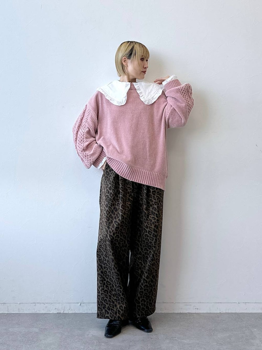 ピンク系のTシャツ/カットソー、その他のチノパンツ、ホワイト系のシャツ/ブラウスを着用したレディースの秋コーディネートの5枚目の写真