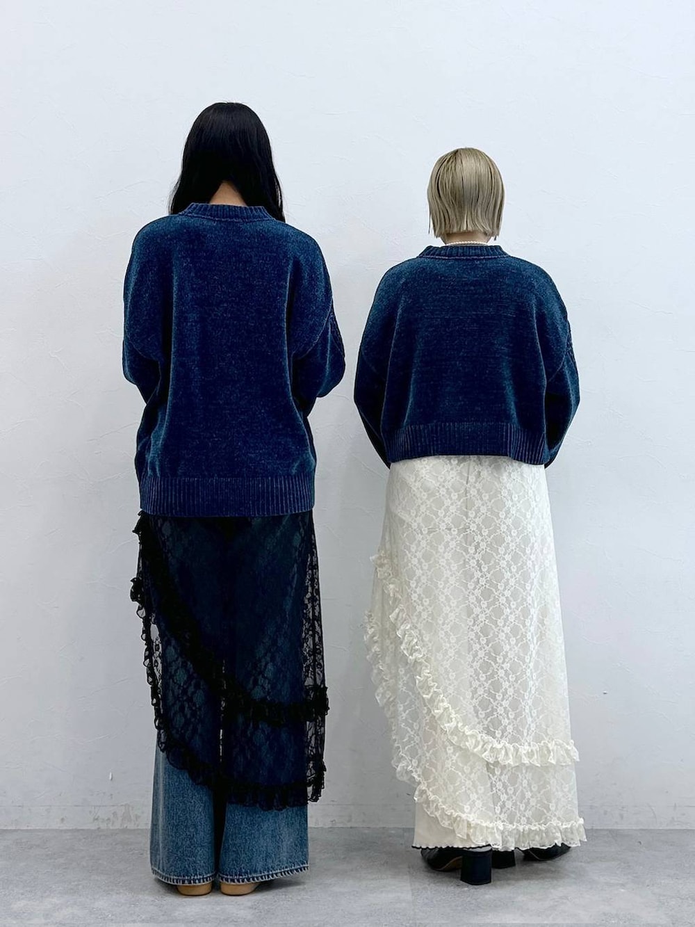 ブルー系のニット/セーター、ブルー系のデニムパンツ、ブルー系のTシャツ/カットソーを着用したレディースの夏コーディネートの6枚目の写真