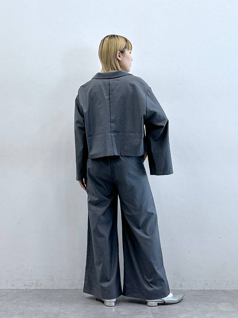 グレー系のテーラードジャケットを着用したレディースの夏コーディネートの6枚目の写真