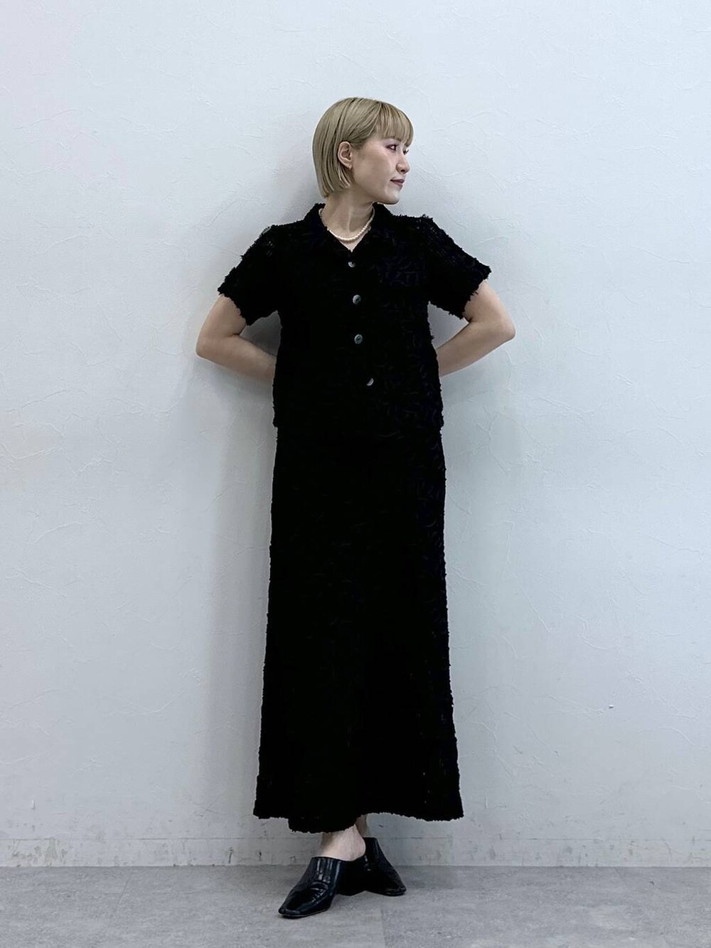 ブラック系のシャツ/ブラウス、ブラック系のスカートを着用したレディースの夏コーディネートの4枚目の写真