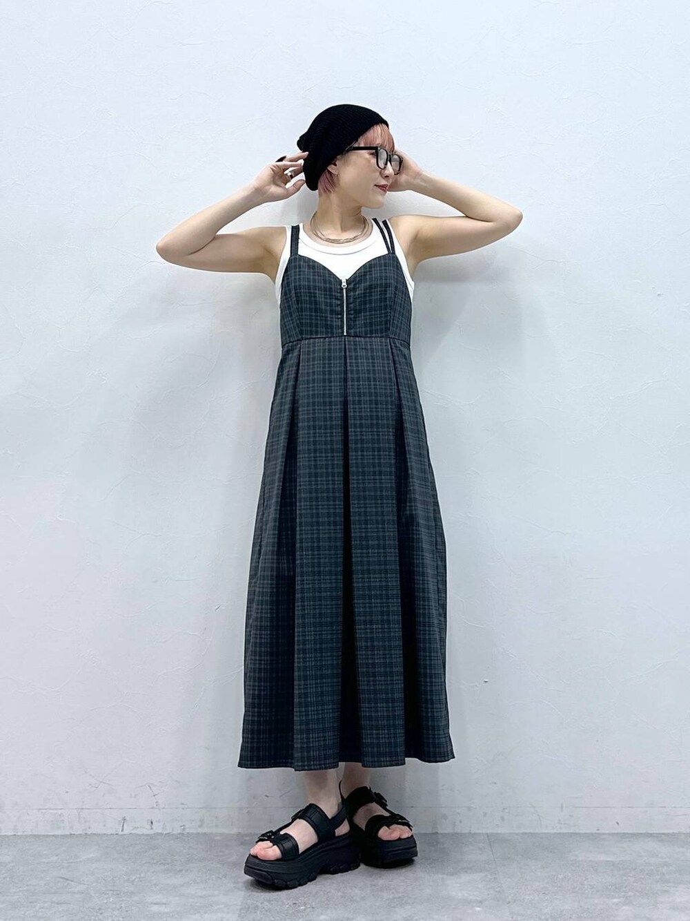 ブラック系のサンダル、グレー系のワンピース、ホワイト系のタンクトップを着用したレディースの春コーディネートの4枚目の写真