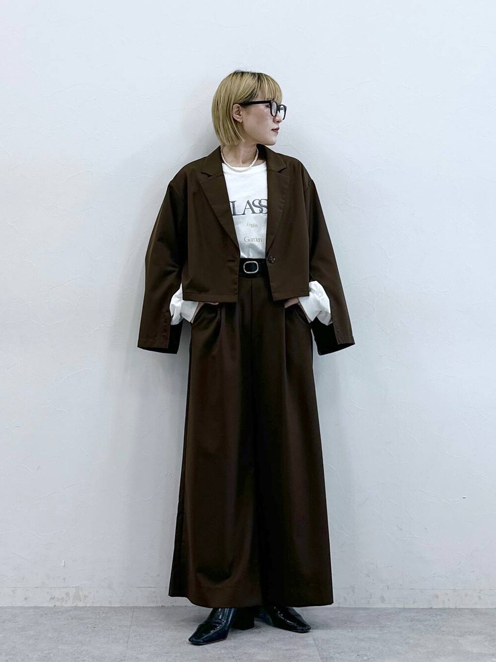 その他のベルト、グレー系のメガネを着用したレディースの夏コーディネートの4枚目の写真