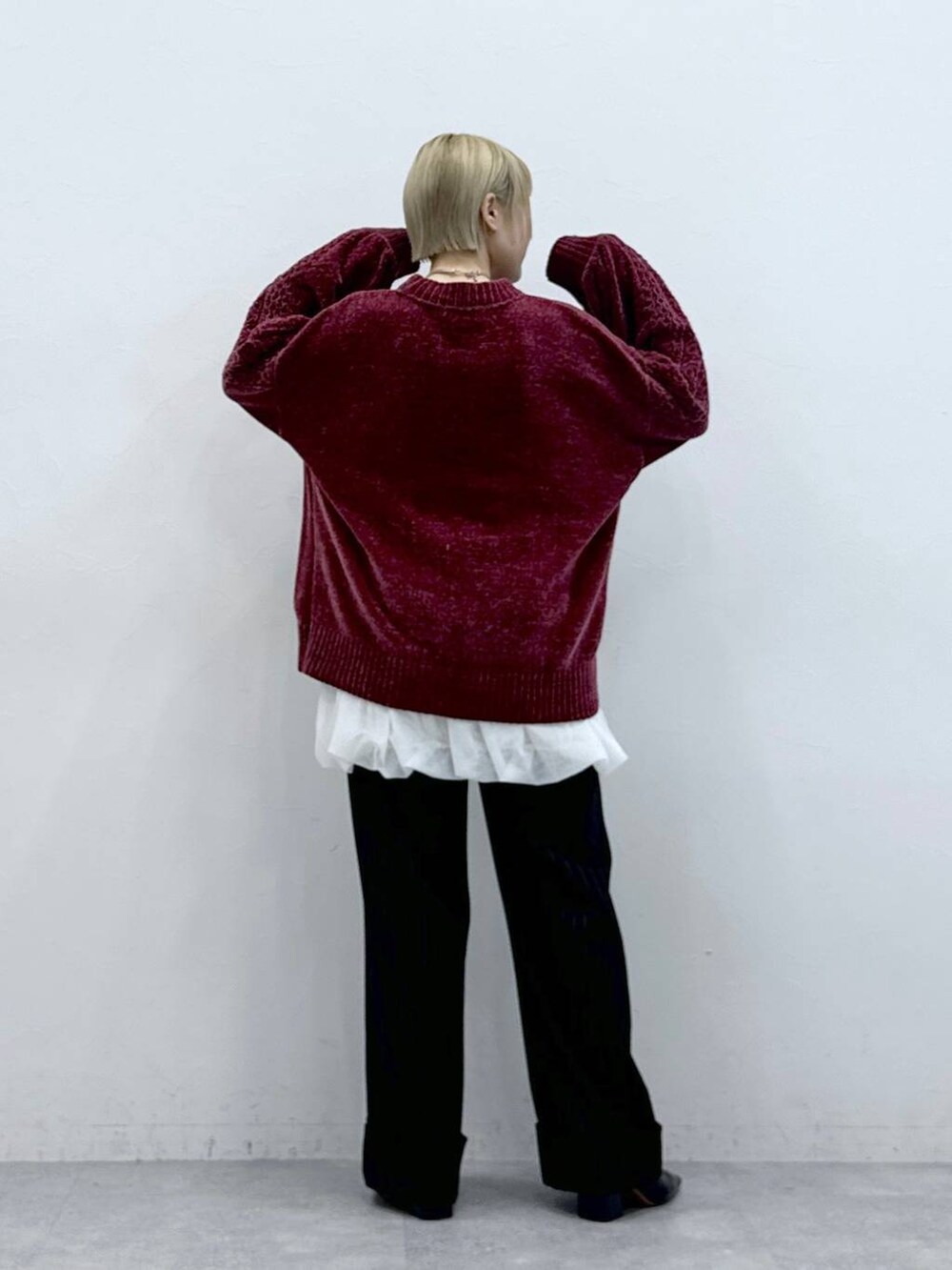 レッド系のTシャツ/カットソー、ホワイト系のスカート、ブラウン系のスラックスを着用したレディースの秋コーディネートの6枚目の写真