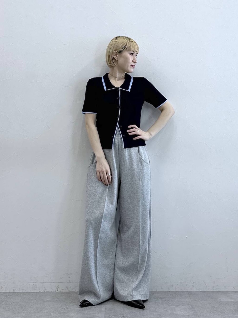 グレー系のスウェットパンツ、ブルー系のカーディガン/ボレロを着用したレディースの春コーディネートの2枚目の写真