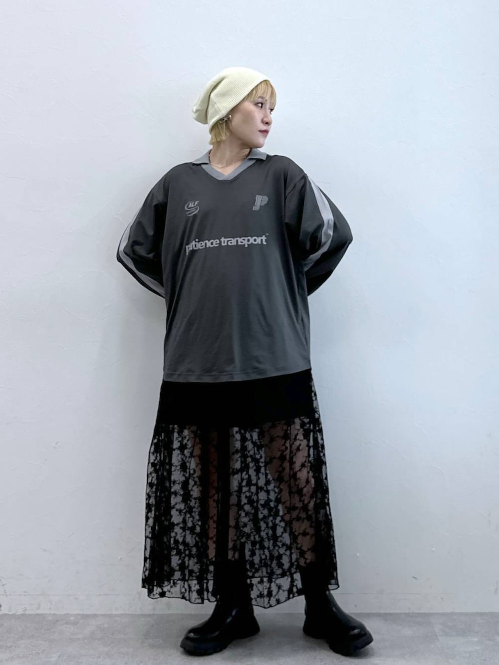 ブラック系のワンピース、ブラック系のTシャツ/カットソー、シルバー系のピアス（両耳用）を着用したレディースの夏コーディネートの3枚目の写真