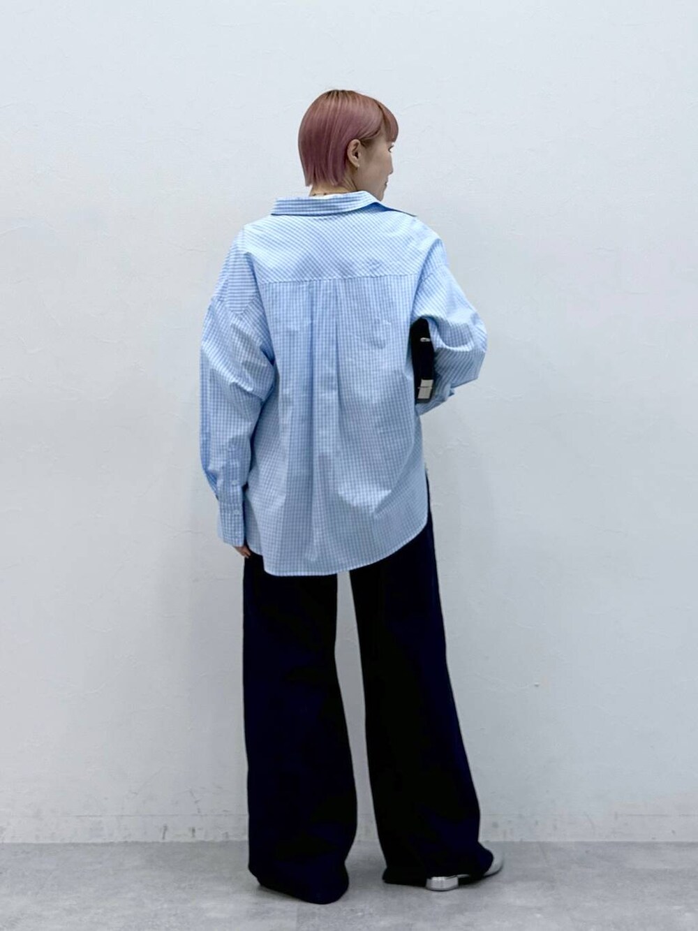 ブルー系のデニムパンツ、ブルー系のシャツ/ブラウス、ホワイト系のTシャツ/カットソーを着用したレディースの冬コーディネートの5枚目の写真