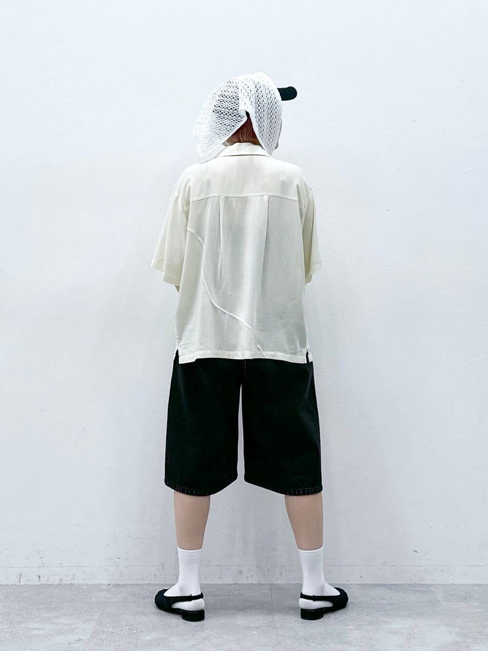 ブラック系のデニムパンツ、ホワイト系のシャツ/ブラウスを着用したレディースの春コーディネートの5枚目の写真