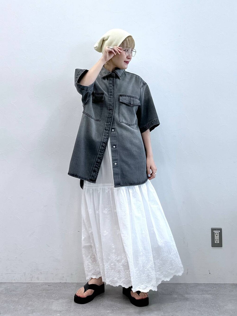 ホワイト系のスカート、グレー系のシャツ/ブラウス、その他のサングラスを着用したレディースの夏コーディネートの2枚目の写真