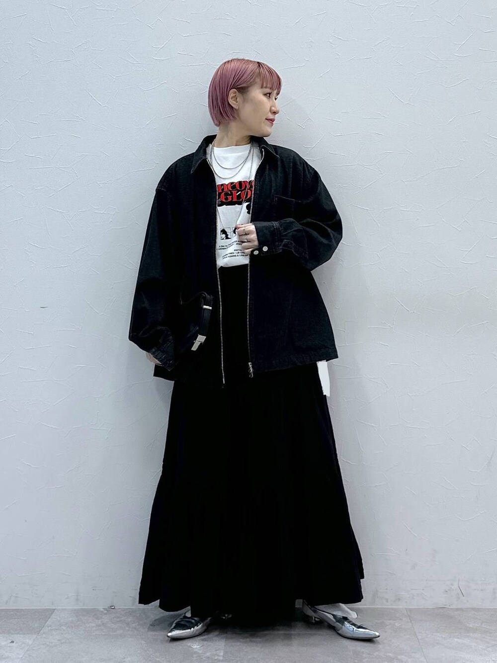 ブラック系のスカート、シルバー系のパンプス、ブラック系のシャツ/ブラウスを着用したレディースの冬コーディネートの2枚目の写真