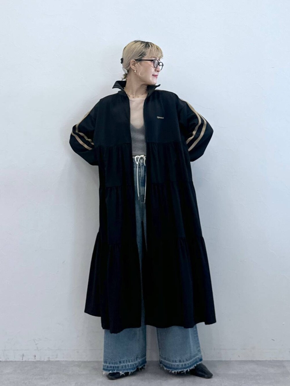 ブルー系のデニムパンツ、ホワイト系のTシャツ/カットソー、その他のヘアピンを着用したレディースの秋コーディネートの2枚目の写真