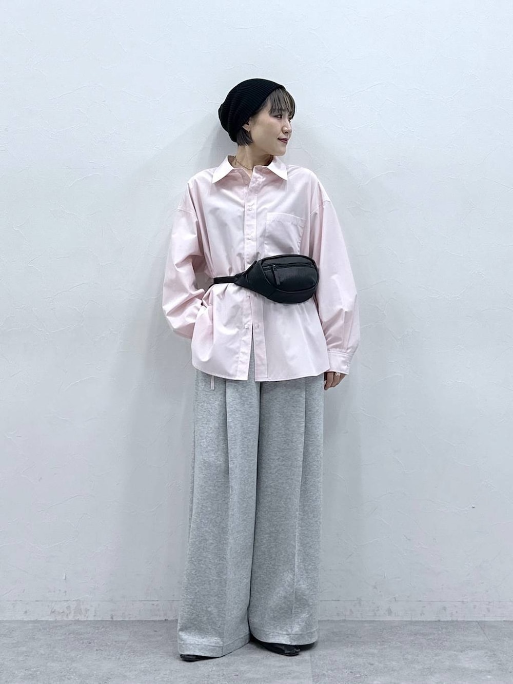 ブラック系のボディバッグ/ウエストポーチ、ピンク系のシャツ/ブラウス、グレー系のスウェットパンツを着用したレディースの春コーディネートの3枚目の写真