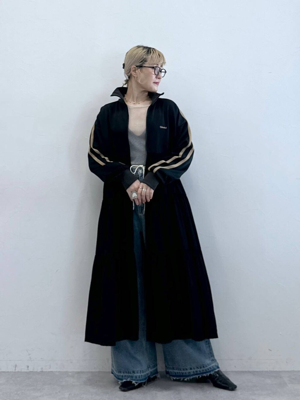 ブルー系のデニムパンツ、ホワイト系のTシャツ/カットソー、その他のヘアピンを着用したレディースの秋コーディネートの3枚目の写真