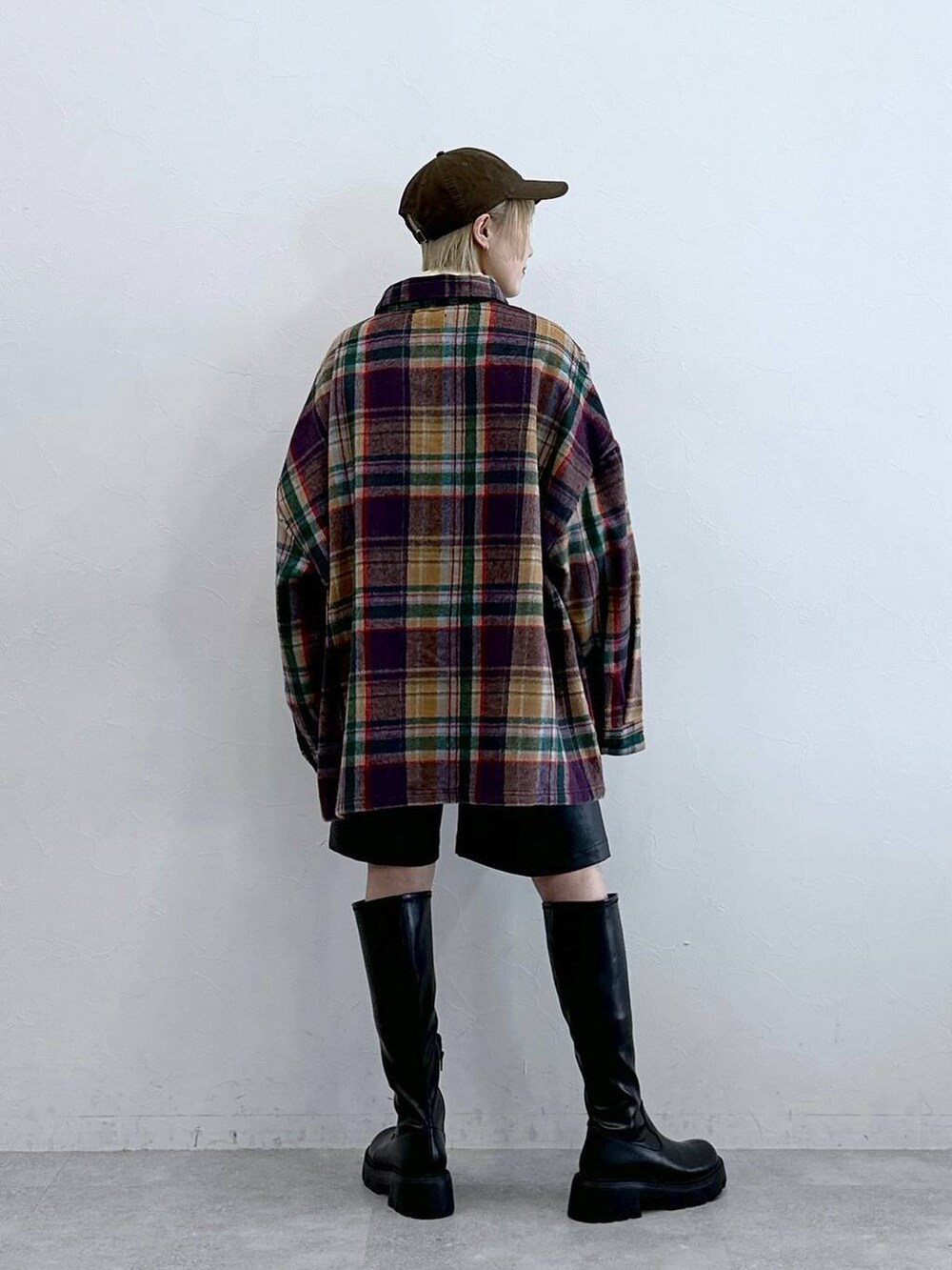 パープル系のシャツ/ブラウス、ブラック系のブーツ、ブラック系のスラックスを着用したレディースの秋コーディネートの7枚目の写真