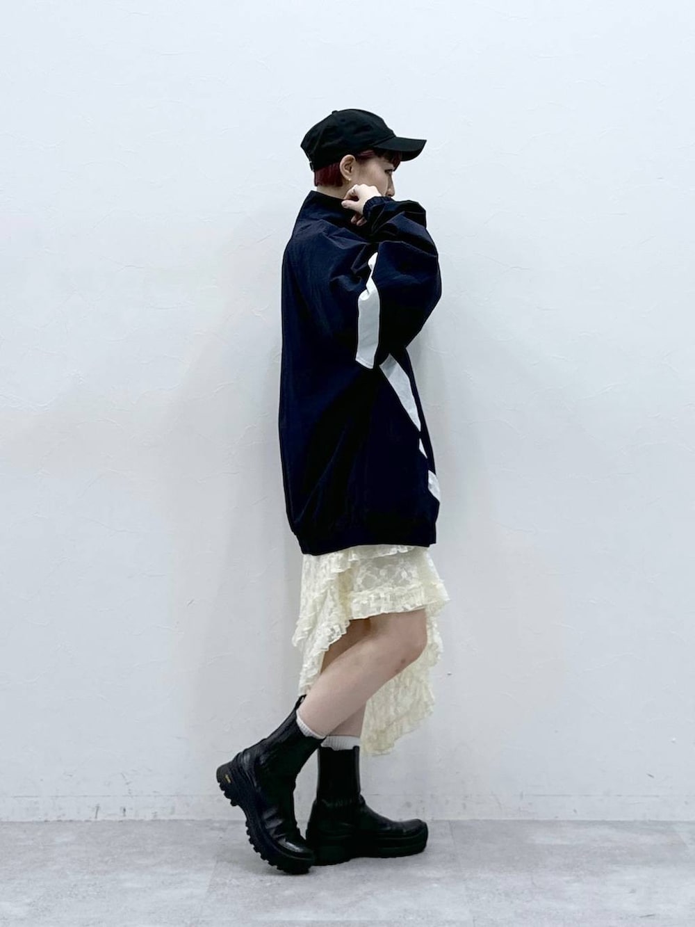 ブルー系のブルゾン、ホワイト系のスカートを着用したレディースの春コーディネートの4枚目の写真