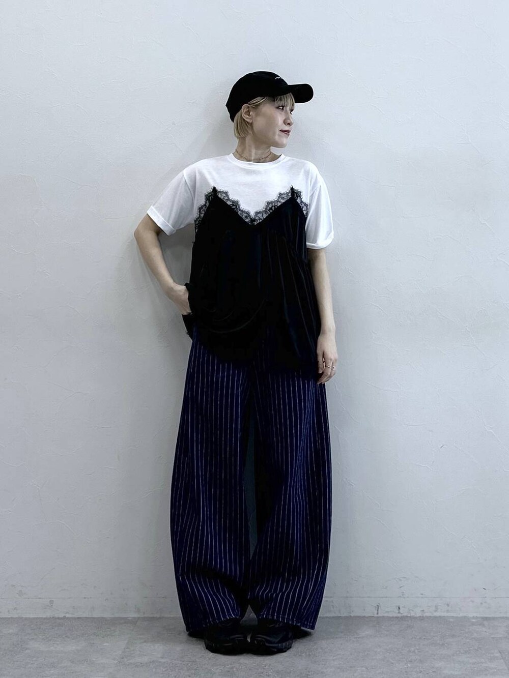 ブラック系のサンダル、ホワイト系のTシャツ/カットソー、ブルー系のデニムパンツを着用したレディースの春コーディネートの3枚目の写真