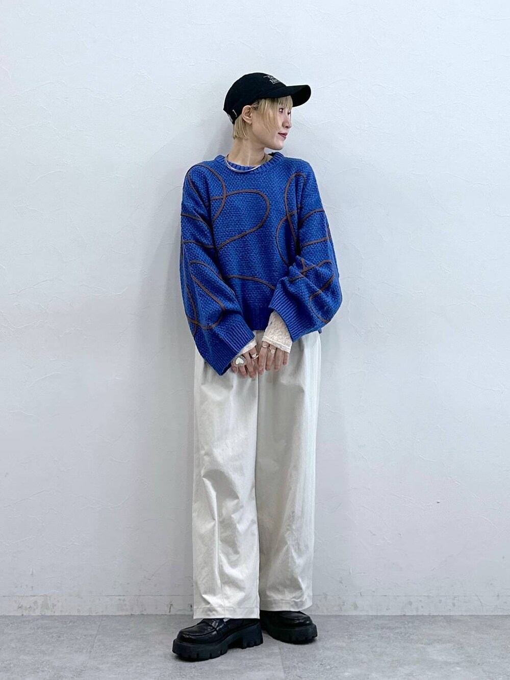 ブラック系のローファー、ホワイト系のTシャツ/カットソー、ホワイト系のチノパンツを着用したレディースの秋コーディネートの5枚目の写真