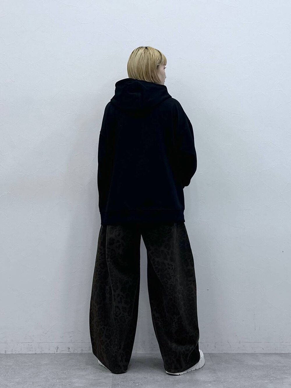 ブラウン系のデニムパンツを着用したレディースの春コーディネートの5枚目の写真