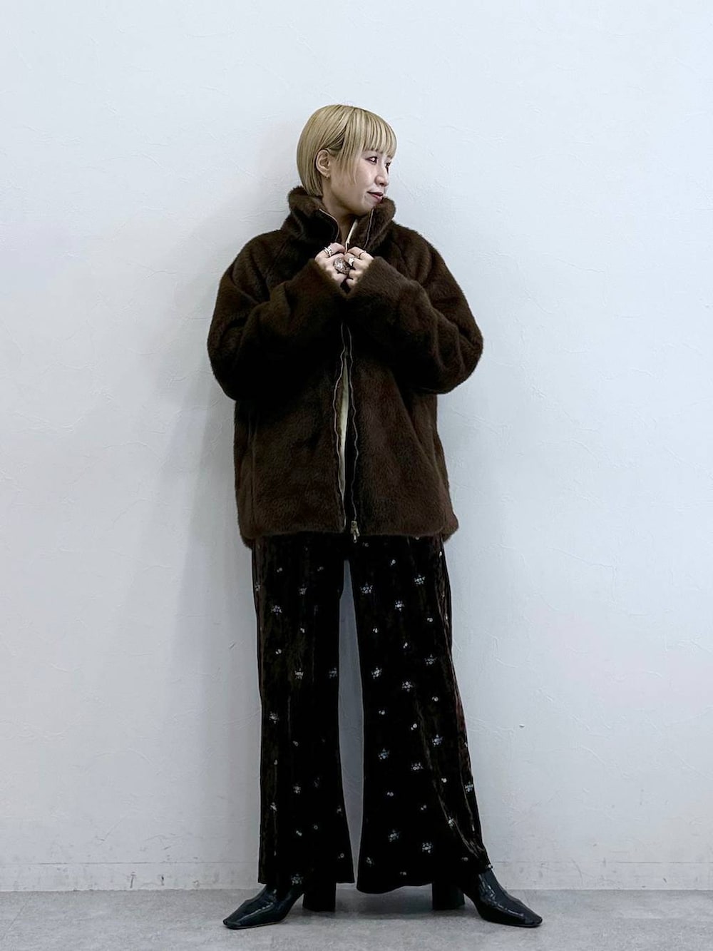 ブラウン系のスウェットパンツ、ブラウン系のブルゾン、イエロー系のシャツ/ブラウスを着用したレディースの秋コーディネートの2枚目の写真