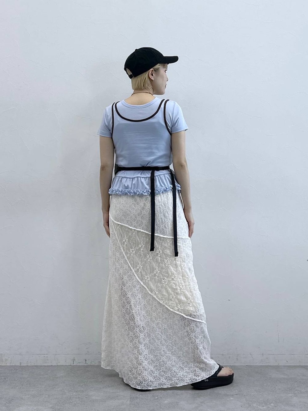 ブラック系のボディバッグ/ウエストポーチ、ブルー系のTシャツ/カットソー、ホワイト系のスカートを着用したレディースの春コーディネートの4枚目の写真
